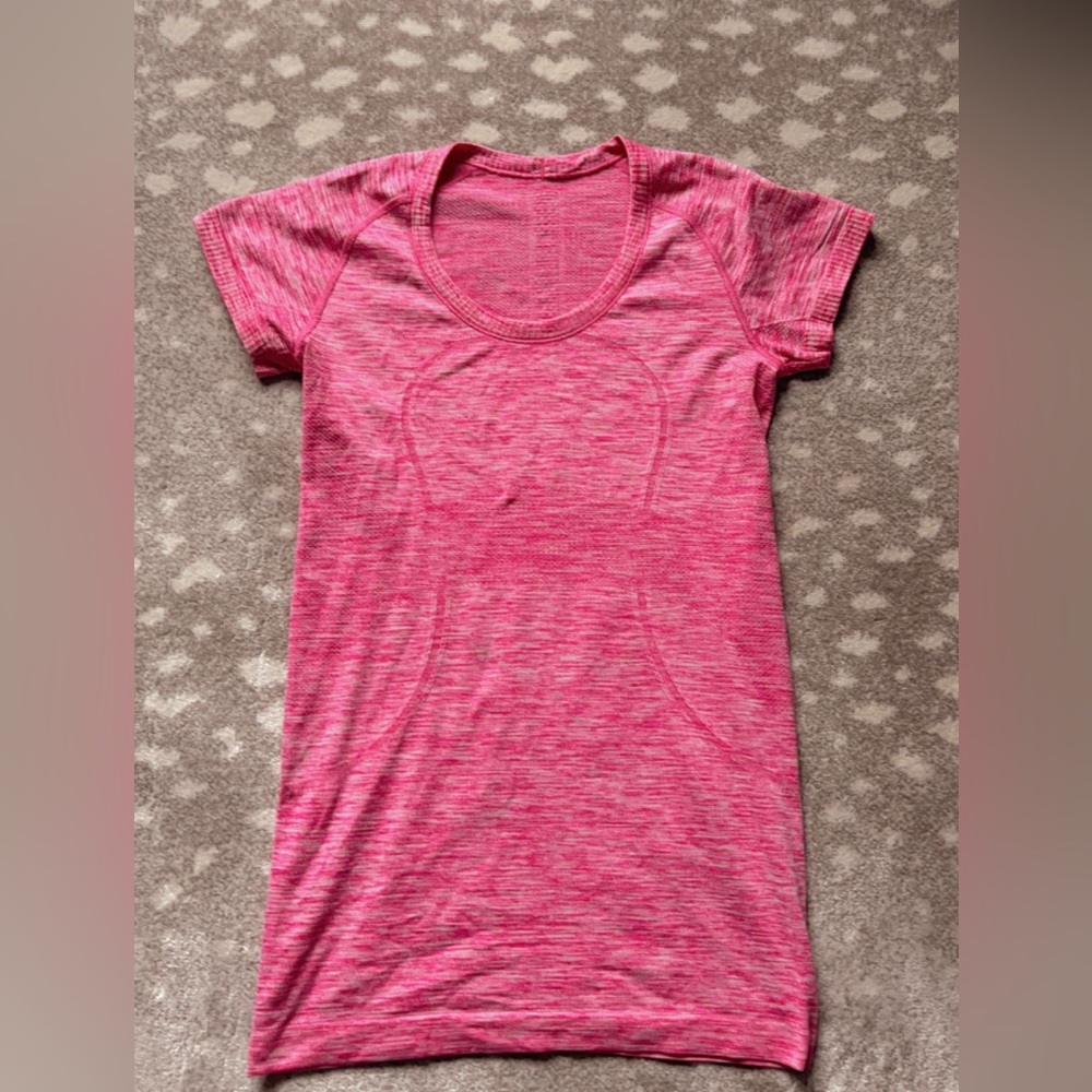 I am selling a pink patterned lululemon swiftly tech shirt that is a size 6!